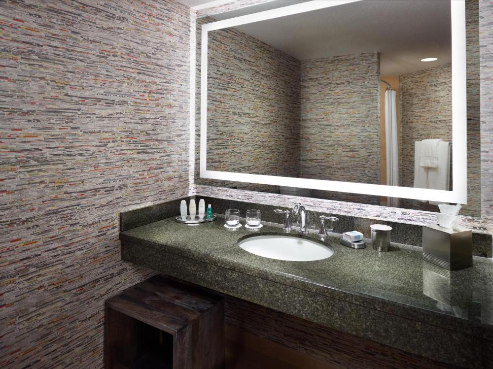 Deluxe Premium Room - 2 Queen Beds interior